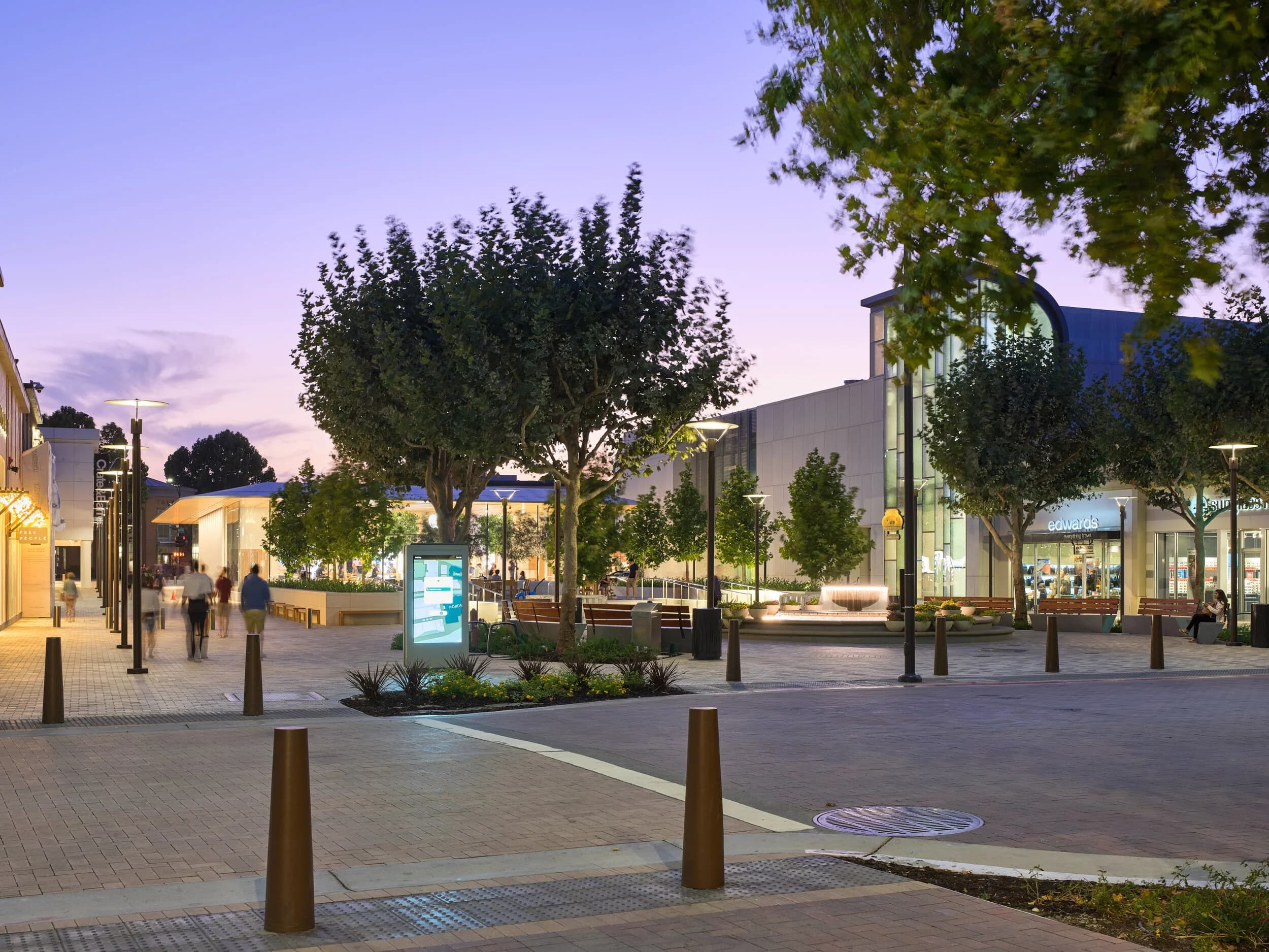 Broadway Plaza — Award-Winning Architectural Lighting